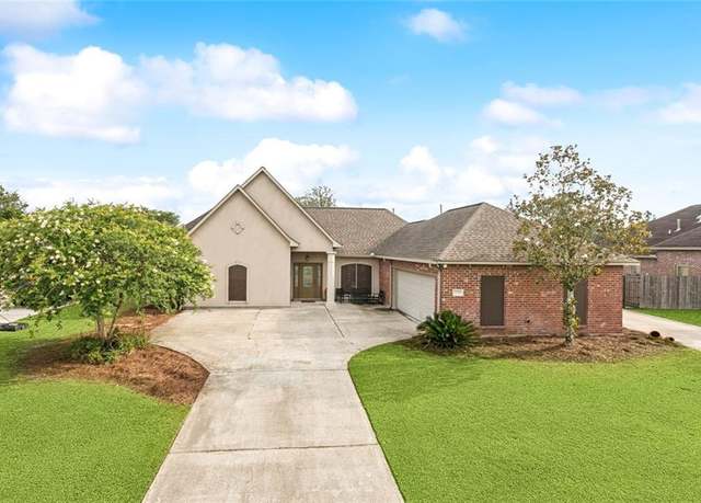 Property at 13795 Shady Hollow Dr, Denham Springs, LA 70726, 3 beds, 3 baths