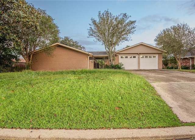 Property at 307 Schlief Dr, Belle Chasse, LA 70037, 4 beds, 2 baths