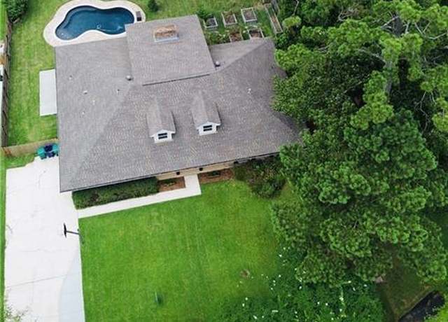 Property at 426 Devon Dr, Mandeville, LA 70448, 4 beds, 2 baths