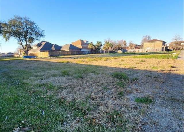 Property at 16 Queens Ct, Chalmette, LA 70043