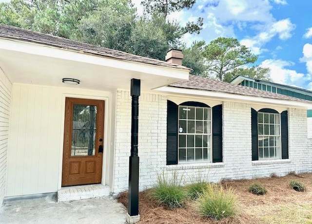 Property at 335 Ridgewood Dr, Mandeville, LA 70471, 4 beds, 2 baths