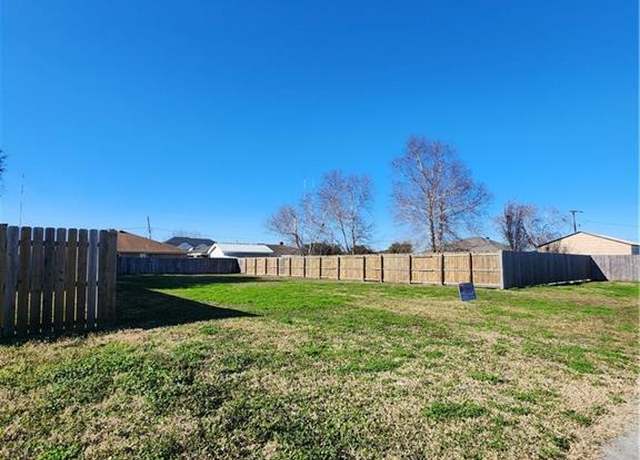 Property at 3220 Charles Ct, Chalmette, LA 70043