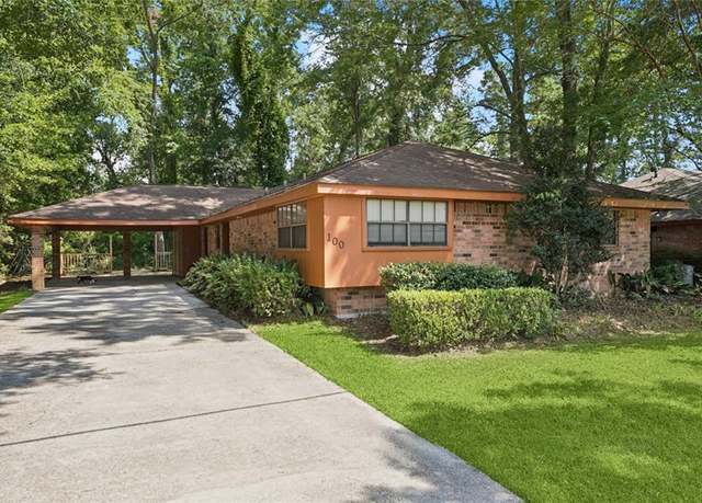 Property at 100 Oakwood Dr, Mandeville, LA 70448, 3 beds, 2 baths