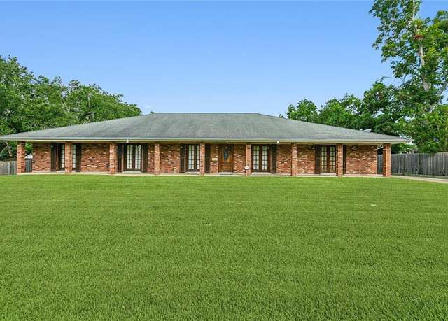 Property at 116 Villary St, Belle Chasse, LA 70037, 4 beds, 2.5 baths