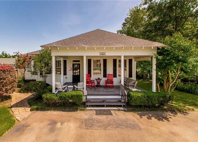 Property at 245 E Oak St, Ponchatoula, LA 70454, 4 beds, 3 baths