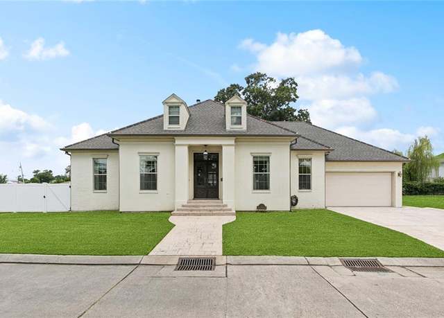 Property at 2 Laux Manor Dr, Metairie, LA 70003, 3 beds, 3 baths