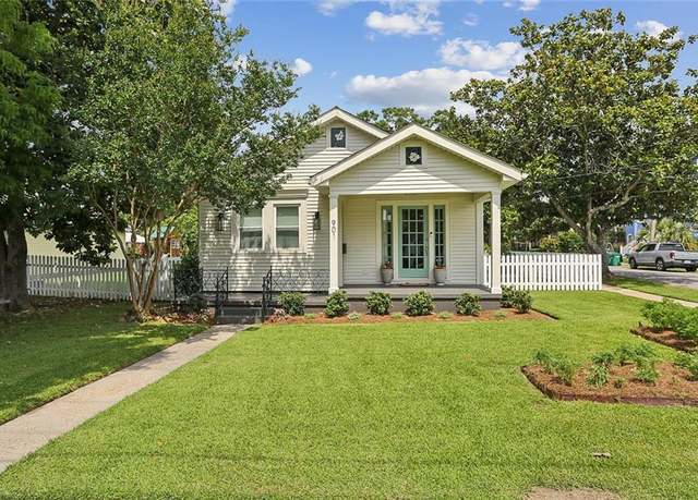 Property at 901 Ridgelake Dr, Metairie, LA 70001, 3 beds, 2 baths