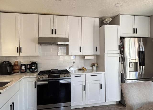 Property at 10709 Humphries Ln SW, Albuquerque, NM 87121, 3 beds, 2 baths