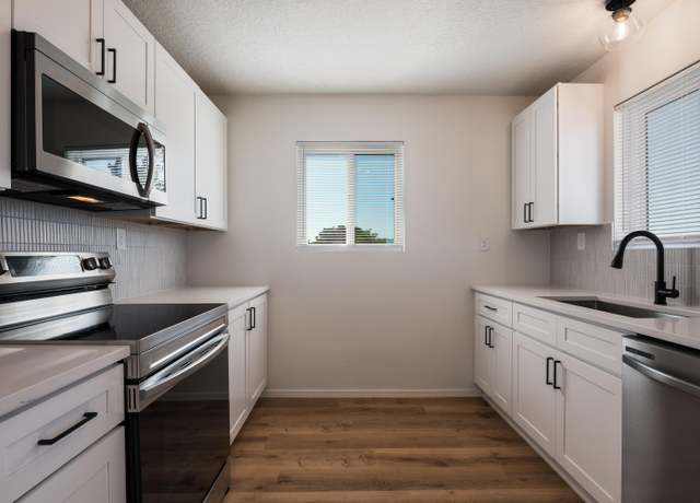 Property at 810 10th Ave NW, Rio Rancho, NM 87144, 3 beds, 2 baths