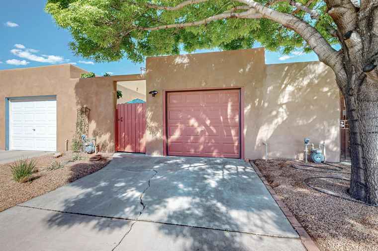 Photo of 2604 Los Tomases Dr NW Albuquerque, NM 87107