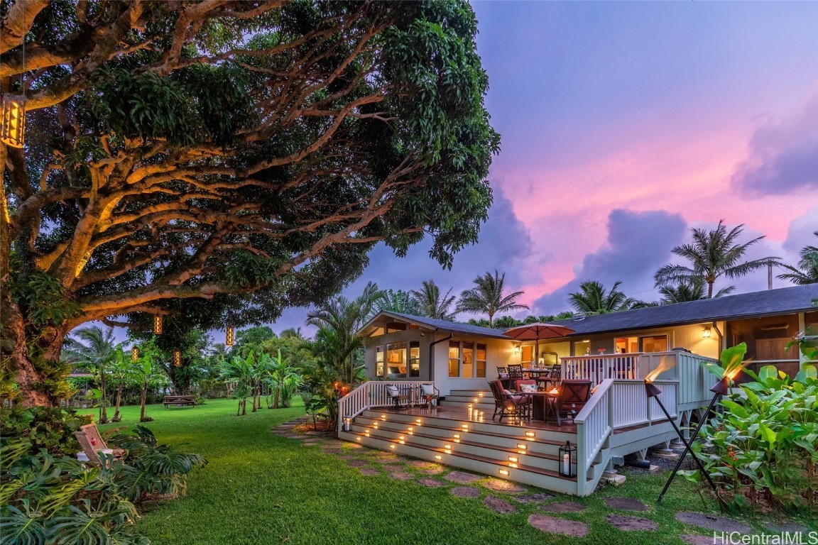 洋書 The Hawaiian House Hawaii house by Walker Warner Architects designed to be