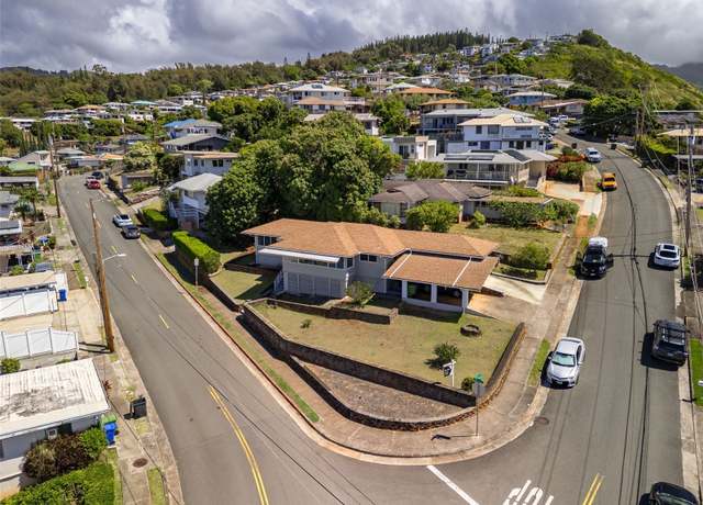 Property at 2135 St Louis Dr, Honolulu, HI 96816, 3 beds, 2 baths