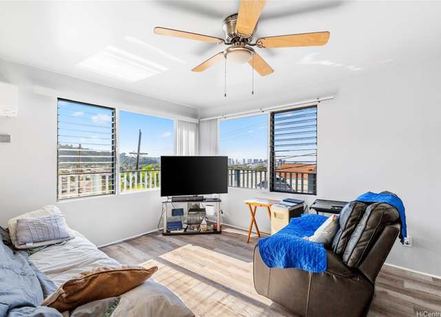 Property at 810 Puunani Pl, Honolulu, HI 96817, 5 beds, 2 baths