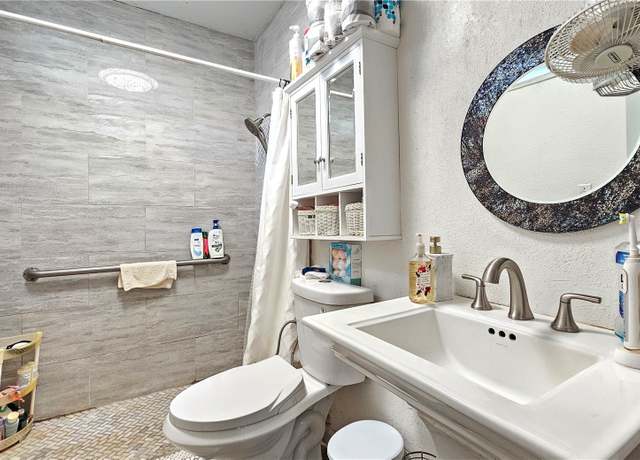 Property at 816 Lopez Ln, Honolulu, HI 96817, 12 beds, 6 baths