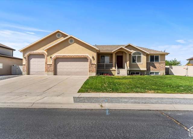 Property at 5619 S 4525 W, Hooper, UT 84315, 5 beds, 3 baths