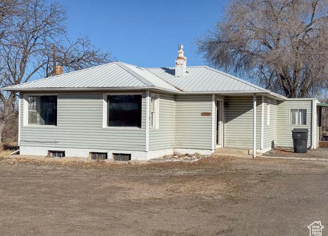 Property at 2427 E Main St, Wellington, UT 84542, 4 beds, 1 bath