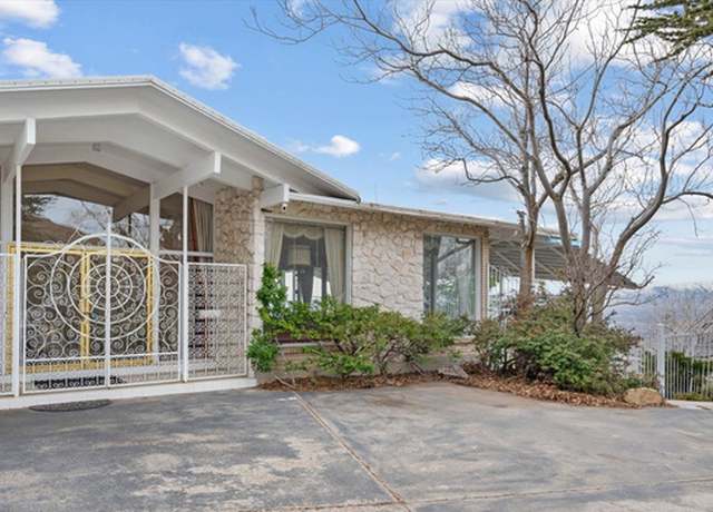 Property at 2256 S Lakeline Cir, Salt Lake City, UT 84109, 5 beds, 5.5 baths