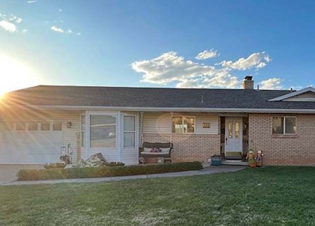 Property at 722 Staheli Dr, Washington, UT 84780, 6 beds, 3 baths