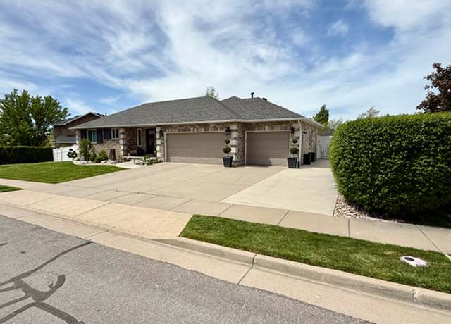 Property at 1367 N Brookhurst Cir, Centerville, UT 84014, 5 beds, 3 baths