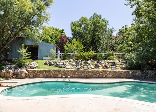 Property at 877 S 200 E, Farmington, UT 84025, 3 beds, 2.5 baths