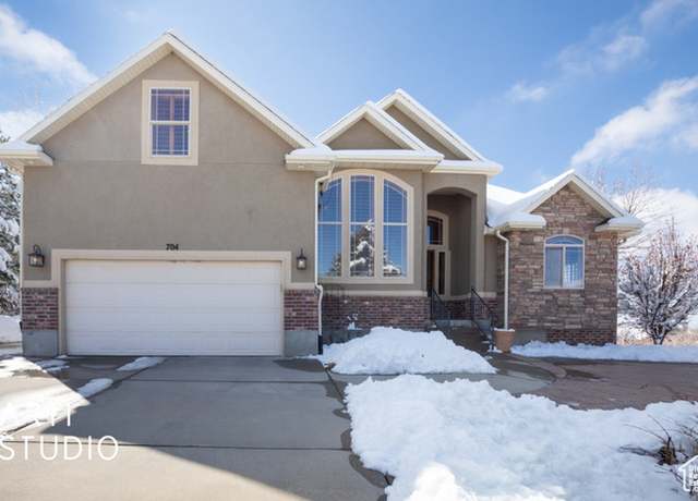 Property at 704 S Deer Hollow Rd E, Tooele, UT 84074, 7 beds, 3.5 baths
