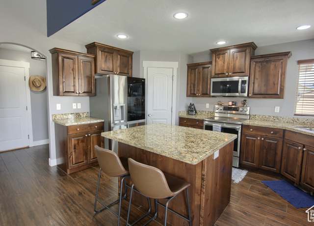 Property at 428 S Saddle Rd, Grantsville, UT 84029, 5 beds, 3.5 baths