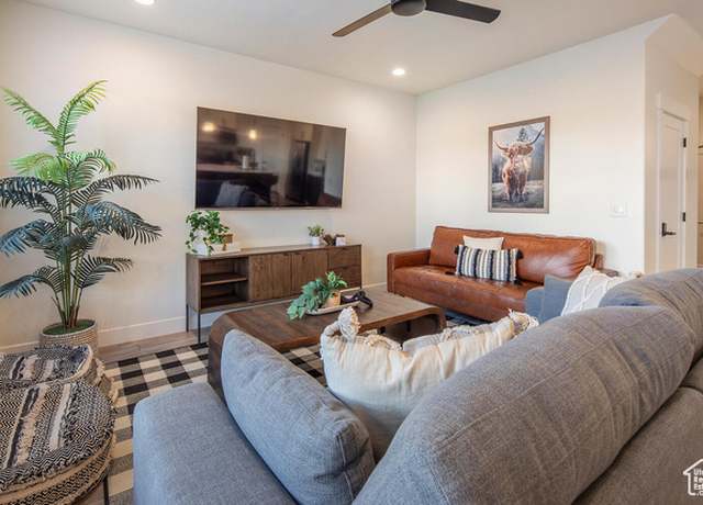 Property at 1377 E Vista Roja Pl, Washington, UT 84780, 3 beds, 3 baths