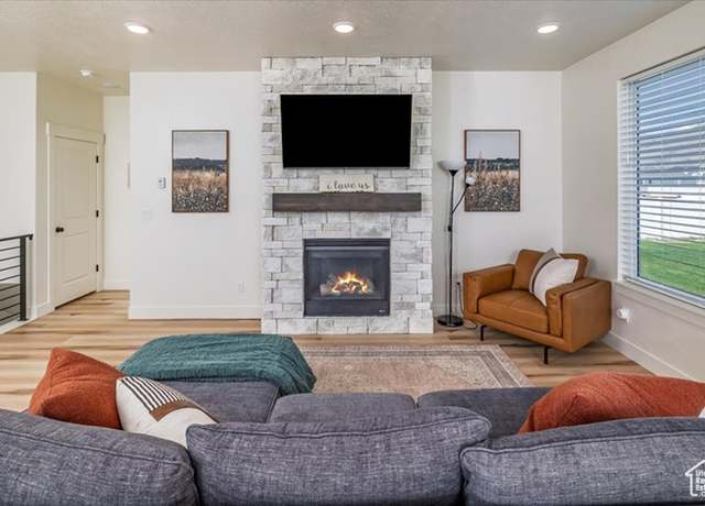 Property at 585 S 400 E, Hyrum, UT 84319, 3 beds, 2 baths