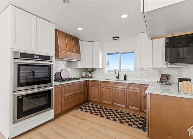 Property at 1050 E 100 S, Grantsville, UT 84029, 5 beds, 3 baths