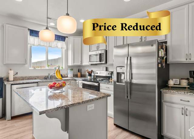 Property at 1546 W Parkview Dr, Syracuse, UT 84075, 3 beds, 2.5 baths