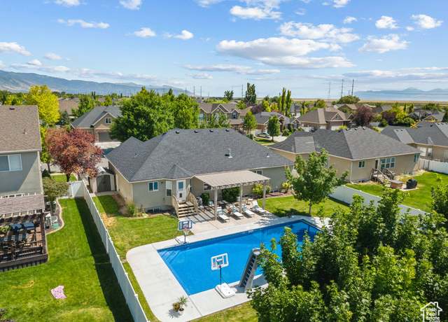 Property at 1908 W Jackson St S, Kaysville, UT 84037, 6 beds, 3.5 baths