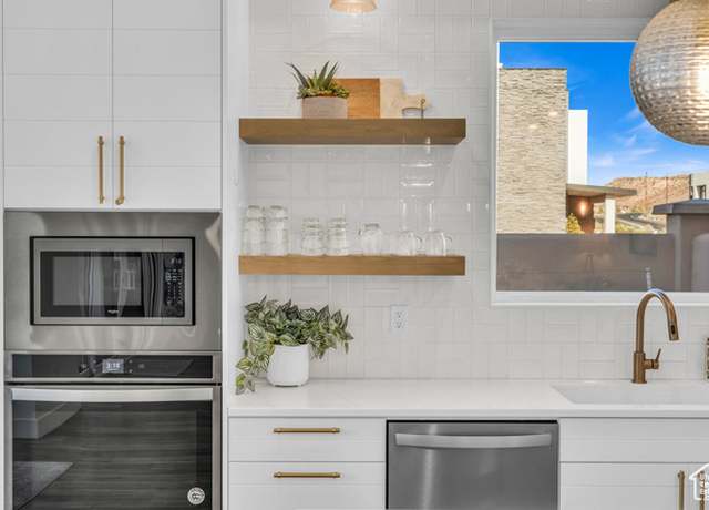 Property at 2227 N Double Eagle Ln, Washington, UT 84780, 6 beds, 5.5 baths