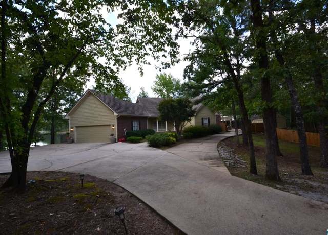 Property at 207 Stetson Ln, Alabaster, AL 35007, 4 beds, 3.5 baths