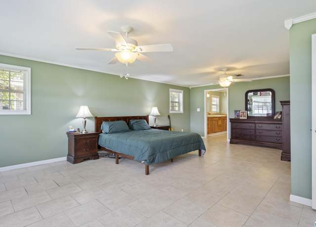 Property at 1035 Lake Dr, Sylacauga, AL 35151, 4 beds, 3.5 baths