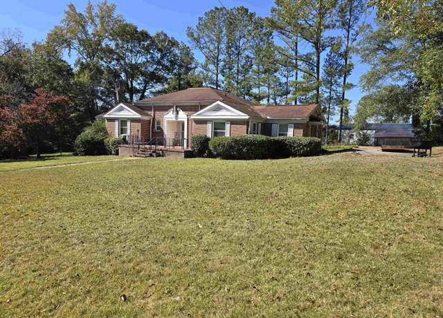 Property at 346 Guy St, Roanoke, AL 36274, 4 beds, 2.5 baths