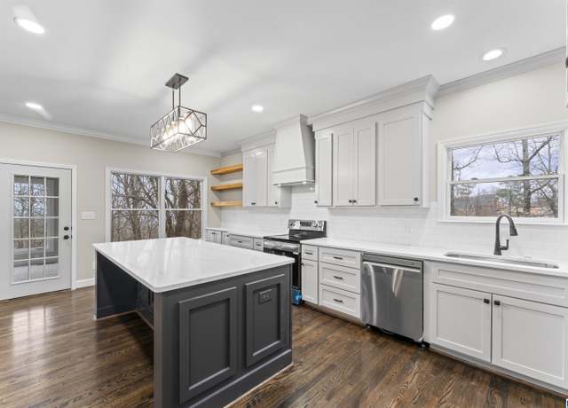 Property at 1010 Crest Rd, Leeds, AL 35094, 3 beds, 2.5 baths