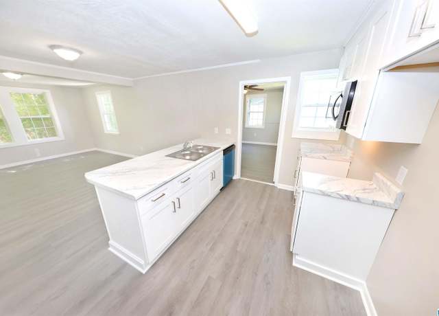 Property at 4516 Asbury Ave, Anniston, AL 36206, 4 beds, 2 baths