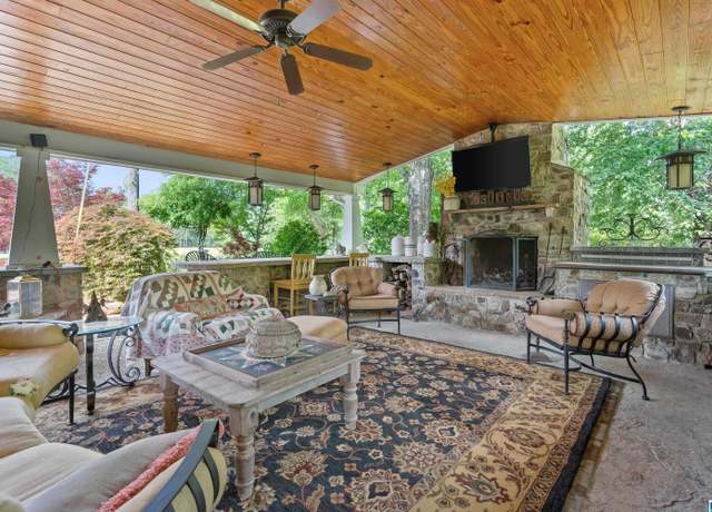 Property at 201 Runway Dr, Hayden, AL 35079, 3 beds, 2.5 baths