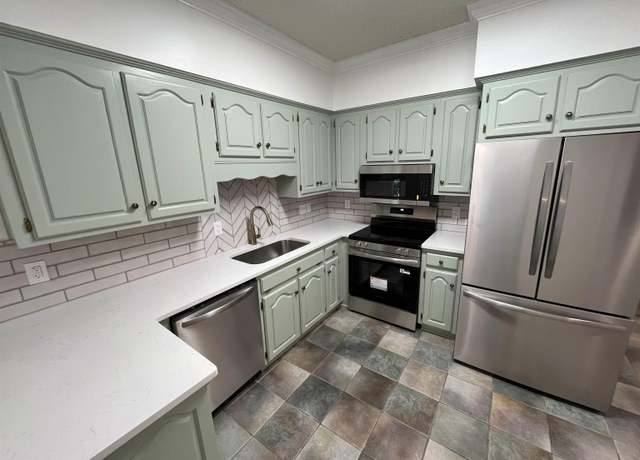 Property at 3041 Old Stone Dr, Birmingham, AL 35242, 3 beds, 2.5 baths