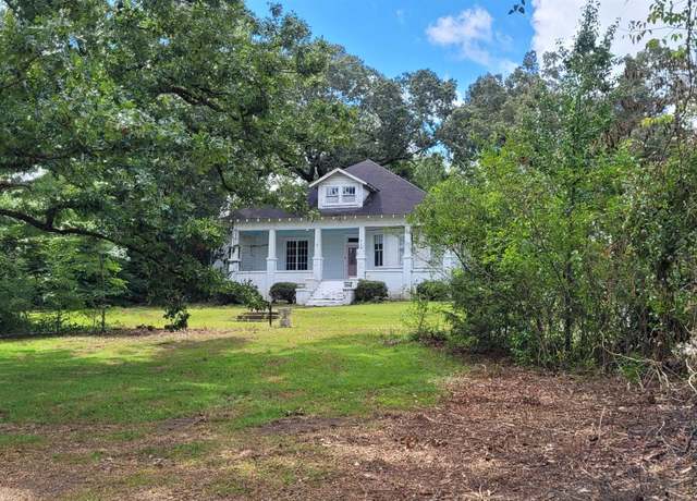 Property at 715 Fort Williams St, Sylacauga, AL 35150, 3 beds, 2.5 baths