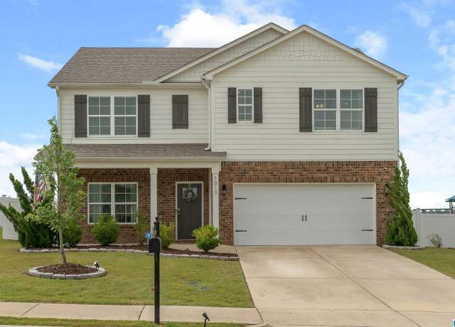 Property at 1017 Greenhead Dr, Alabaster, AL 35007, 5 beds, 3 baths