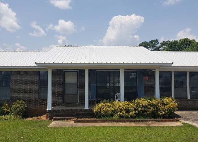 Property at 2106 4th Ave, Clanton, AL 35045, 3 beds, 2 baths