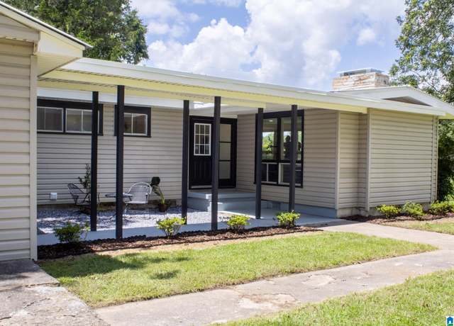 Property at 111 Crestview Dr, Weaver, AL 36277, 3 beds, 2 baths