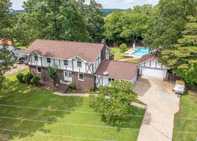 Property at 827 Creek Trl, Anniston, AL 36206, 5 beds, 2.5 baths