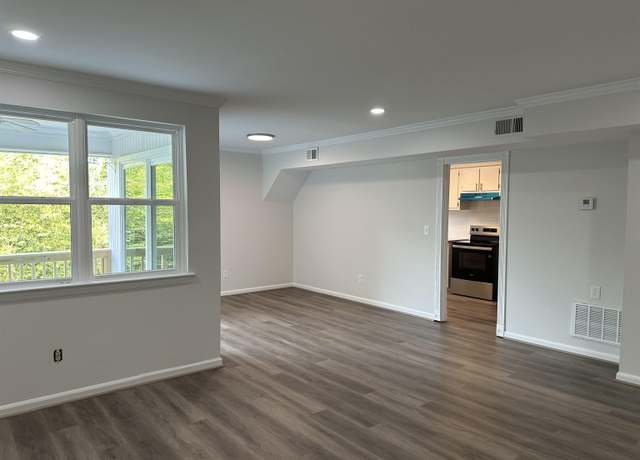 Property at 1944 Shades Cliff Ter Unit D, Homewood, AL 35216, 2 beds, 2 baths