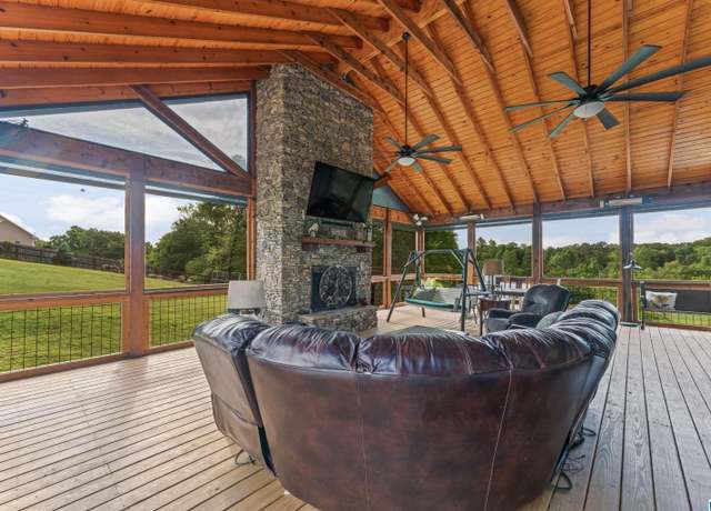Property at 1047 Meadows Ln, Moody, AL 35004, 4 beds, 3 baths