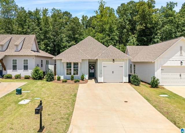 Property at 712 Village Dr, Opelika, AL 36801, 3 beds, 2 baths