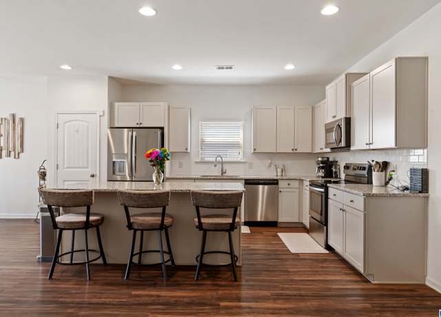 Property at 8020 Kensington Trl, Calera, AL 35040, 4 beds, 3 baths