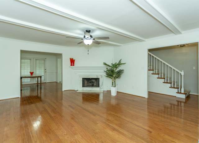 Property at 19 Chase Plantation Pkwy, Hoover, AL 35244, 3 beds, 2.5 baths