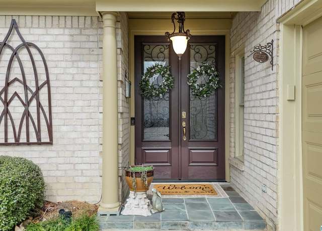 Property at 1033 Linkside Dr, Hoover, AL 35242, 3 beds, 3 baths